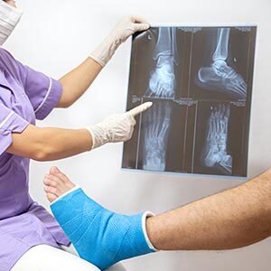 Fisioterapeuta de uan clínica de fisio en Almería trata la lesión de tobillo de un paciente.